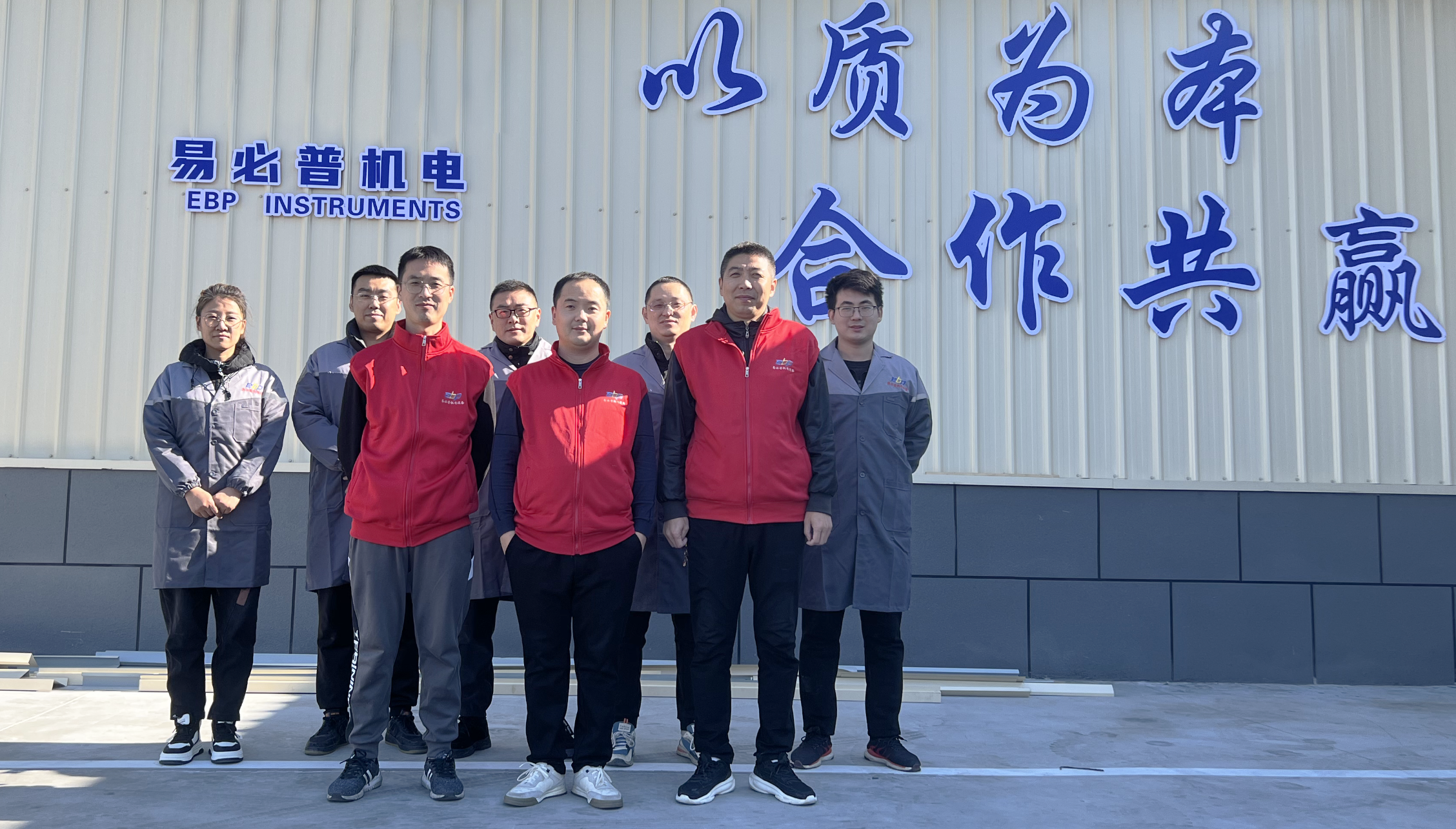 فريق مهندس معايرة اختبار الصلابة